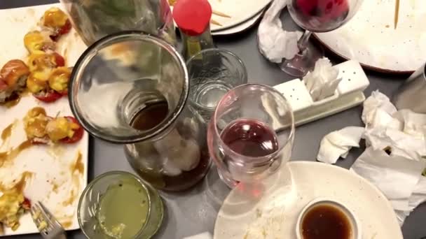 吃了一半的浪费食物 吃剩的东西 空的脏盘子 节日晚餐后未洗的盘子 寿司餐厅的宴会 — 图库视频影像