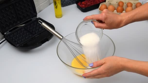 Γυναίκα Σεφ Ανάμειξη Ζάχαρης Αυγά Σύρμα Ζύμη Μαγείρεμα Για Ψήσιμο — Αρχείο Βίντεο