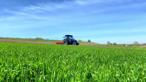 Moderna Blå Traktor Maskiner Plöjning Jordbruksmark Äng Gården Vår Hösten — Stockvideo
