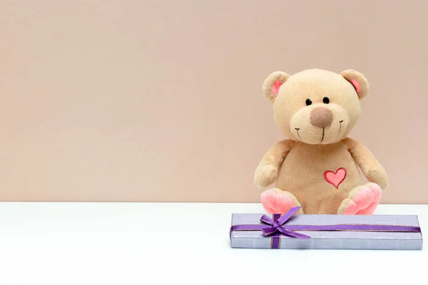 Pluszowy Miś Zabawka Pudełko Białym Tle Miejsca Kopiowania Walentynki Kobiety — Zdjęcie stockowe