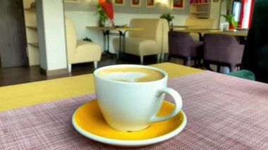 Bir fincan kahve, latte, kapuçino, kalp şeklindeki köpüklü kapuçino kafedeki ahşap masa, fotokopi alanı olan restoran. Sabahları nefis sütlü içecek..