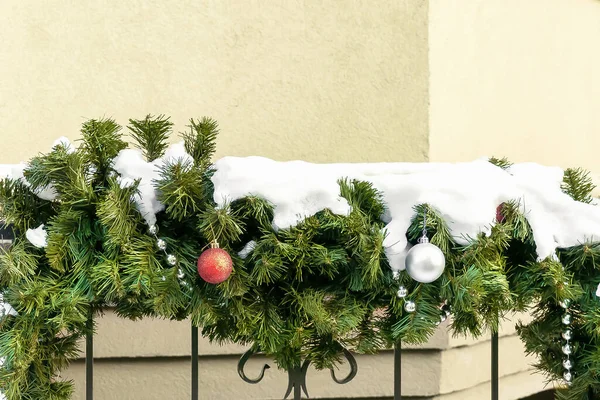 Weihnachten Festliche Dekoration Mit Kugeln Die Tannenzweigen Hängen Und Schnee — Stockfoto