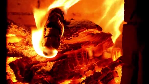 赤いオレンジ色の炎の火花と屋内で燃える黒い硬木炭を燃やしています 黄色い熱い 居心地のよい家のバイブが付いている明るく燃える木製のログの閉鎖 — ストック動画