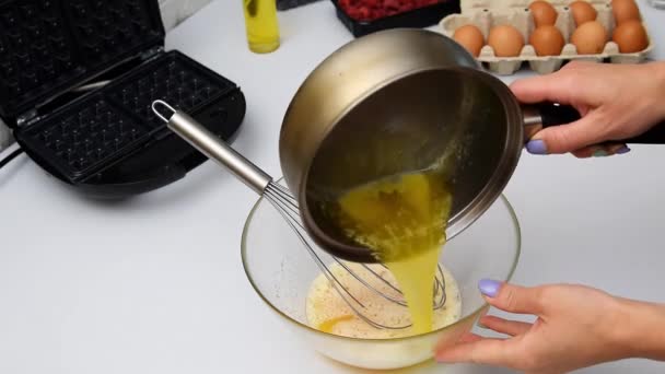 女厨师把融化的黄油 鸡蛋和威士忌 烤华夫饼的烹调面团 煎饼混合在一起 步骤说明 — 图库视频影像