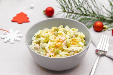 Olivier salatası, Noel yemeği. Tavuklu ve sebzeli salata. Yeni yıl arifesini kutlamak için geleneksel Ukrayna usulü Slav mezesi. Dekorasyonlu şenlik tablosu.