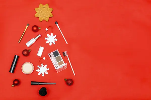 Nieuwjaar Schoonheid Cosmetica Compositie Kerstboom Vorm Met Borstels Lippenstift Oogschaduw — Stockfoto