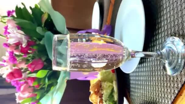 Bílé Šampaňské Sklenice Stínítko Šumivé Víno Stoupajícími Bublinami Proti Kytici — Stock video