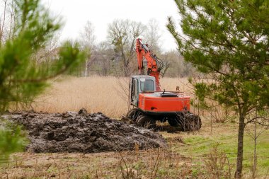 İlkbaharda çiftlikte tarım tarlası sürme makineleri. Çiftçi bitki ve ekin ekmeden önce toprak ekip biçiyor ve ekiyor, kırsal doğa manzarası..