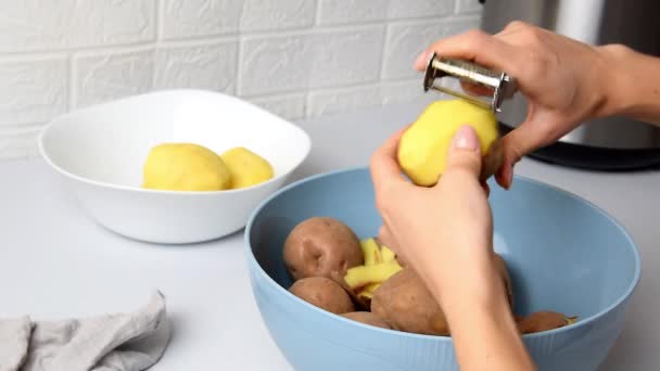 Hausfrau Reicht Kartoffeln Schälen Über Schüssel Der Küche Gemüse Schälen — Stockvideo