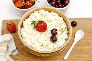 Yazlık çilekli süzme peynir kasede kaymak peyniri. Sağlıklı süt ürünü kalsiyum, protein ürünü, yemek kahvaltısı, öğle yemeği, yaşam tarzı, diyet, detoks, düzgün beslenme..
