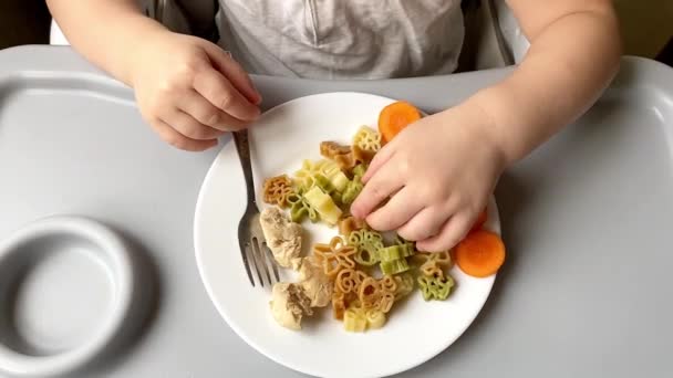 Criança Bebê Menino Aprendendo Comer Com Garfo Mãos Prato Saudável — Vídeo de Stock