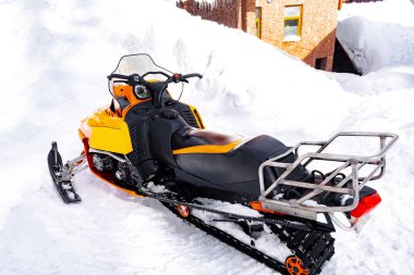 Soğuk kış gününde, kar üzerine park edilmiş lüks, modern kar motosikletli araç. Kiralık otomobil, ekstrem spor macera serüveni. Kuzey Kutbu kar kızağı taşımacılığı.