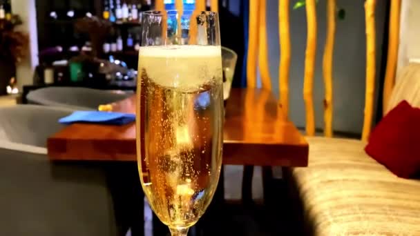 Біле Шампанське Просекко Скло Ігристе Вино Висхідними Бульбашками Обіднім Столом — стокове відео