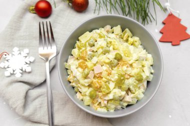 Olivier salatası, Noel yemeği. Tavuklu ve sebzeli salata. Yeni yılı kutlamak için geleneksel Ukrayna usulü Slav mezesi. Dekorasyonlu şenlik tablosu.