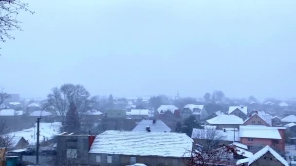 Fresca Neve Che Cade Forte Bufera Neve Sulle Case Rurali — Video Stock