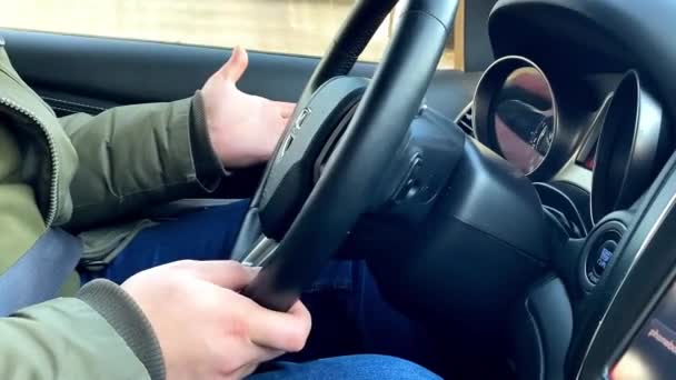Mans Händer Håller Ratt Kör Bil Med Suddig Stad Gatubelysning — Stockvideo