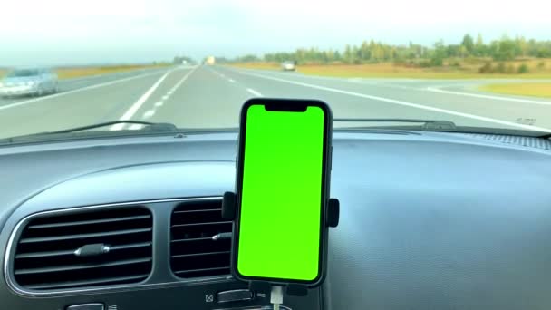 铬键绿色屏幕移动电话 智能手机 使用汽车控制面板读取新闻 观看视频流 车辆行驶 交通应用 旅游目的地 — 图库视频影像