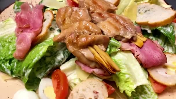 Klassisk Caesarsallad Tillagad Restaurangkök Med Bakad Kycklingfilé Bacon Romansallad Krutonger — Stockvideo