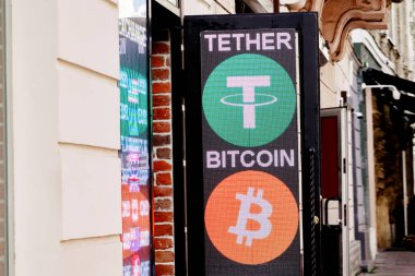 Dijital para bitcoin bağı kripto döviz kuru tahtası bankada. Para birimi numaraları korelasyonu, elektronik tabela şehirdeki reklam panolarına yol açtı..