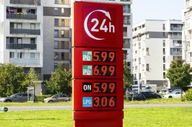 Benzin fiyatlarının yükseldiği pano standında. Benzin istasyonunda elektronik ekranlı tablo dizel yakıtı. Polonya ve Avrupa 'da saat başı benzin servis afişi.