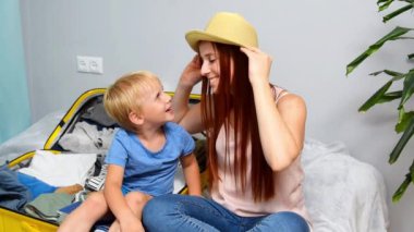 Oğlu olan bir kadın, anne ve oğlu valizlerini bavula dolduruyor, yolculuk için bavul hazırlıyor, tatile çıkıyor, seyahat ediyor, macera yaşıyor. Yaz tatiline hazırlanıyor..