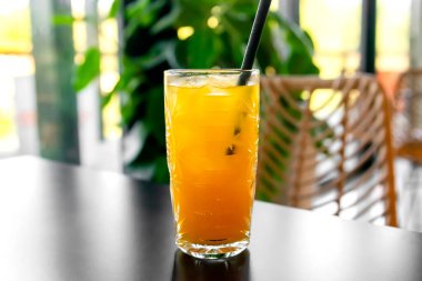 Barda, kafedeki masada bardakta taze portakal suyu kokteyli. Yaz partisi için tropikal içecek. Ferahlatıcı içecek ya da buzlu içecek..