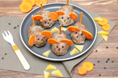 Küçük köfte faresi, havuç kulaklı köfte faresi, peynir, çocuk partisi için yaratıcı atıştırma fikri. Ürkütücü Cadılar Bayramı tatlıları için menü, yenilebilir şirin fare.