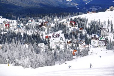 Hava manzaralı kayak pisti, çam ağaçları, ahşap köy evi, kış ormanı dağlarında karlı oteller, doğa. Sakin kırsal bölge. Alp kayak merkezi, Karpatlar dağları, Dragobrat