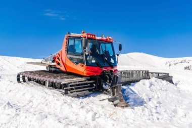 Kar temizleme makinesi, kar temizleme makinesi kayak pisti, piste, dağ kayak merkezindeki tepeye hazırlanan kamyon. Ağır makineler, çekici dağ ekipmanları....