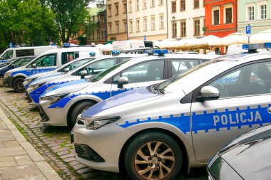 Polonya Polis arabaları şehir caddesindeki güvenli konutlar için sıra sıra park ediyorlar. Şehir ulaşımı devriyesi -Krakow, Polonya, 25 Eylül 2023.