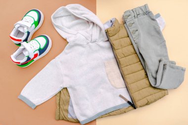 Yelek, kazak, kapüşonlu kazak, örgü, kot pantolon, spor ayakkabı. Bebek kıyafetleri, bahar, sonbahar, kış için kıyafetler. Moda çocukları için kıyafet..