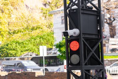 Otoyoldaki trafik ışıklarında modern motorlu güvenlik kamerası. Geniş açılı hareketli lensler. Şehir sokaklarındaki inşaatlarda güvenlik sistemi. Çevrimiçi izleme.