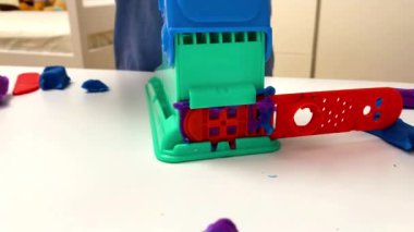 Çocuk oyuncağı, kalıp kalıbı. Çocuk kil kaplama yapıyor. Oyun hamuru. Sanat yaratıcılığı, anaokulunda zanaat..