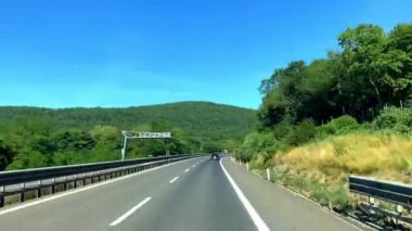 Avrupa 'daki dağlardan geçen kırsal karayolu otobanında araba sürmek. Navigasyon, rota, araç sürmek, ulaşım başvurusu, seyahat yerleri - Trieste, İtalya, 12 Ağustos 2024