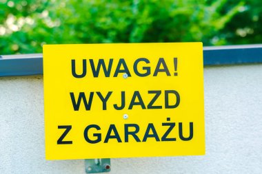 Dikkat dikkat dikkat, otoparktan çıkış işareti, Polonya, Polonya 'daki yeni apartman binasında yeraltı otoparkı.