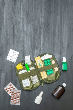 Günlük ilaç sandığı, haplar, haplar, vitaminler, ilk yardım çantası. İlaç kutusu ilaçları, besin takviyeleri. Hastalık virüsü ilaç dozajı için tıbbi tedavi.