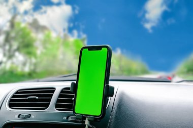 Mobil akıllı telefon yeşil ekranında GPS navigasyonlu harita uygulaması, torpido gözünde krom anahtar. Otomatik konum sistemi uygulaması