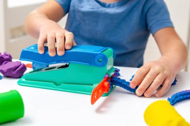 Çocuk oyun oynuyor, plastik kalıplar yapıyor. Kil kaplamalı heykeller yapıyor. Oyun hamuru. Sanat yaratıcılığı, anaokulunda zanaat..