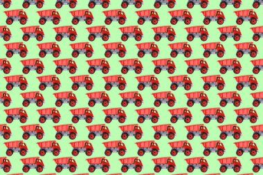 Renkli kırmızı plastik damperli kamyon, bahşiş kamyonu, yeşil arka planda izole edilmiş araba oyuncağı hala kusursuz desen, model, şablon, çocuklar için oyuncaklar, kızlar, gelişim, oyun, çocukluk.