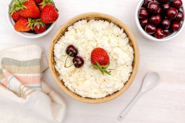 Çilekli süzme peynir kasede kaymak peyniri. Sağlıklı süt ürünü Kalsiyum, Protein ürünü, kahvaltı, öğle yemeği, diyet, detoks, düzgün beslenme..