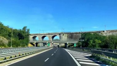 Otoyol otobanında araba kullanmak, Avrupa 'daki dağlardan giriş kapıları. Navigasyon, rota, araç sürmek, ulaşım başvurusu, seyahat yerleri - Trieste, İtalya, 12 Ağustos 2024