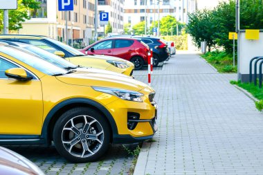 Şehir caddesi boyunca sıkıca park eden uzun otomobiller. İkamet bölgesinde altyapı sorunları. Kaldırımın kenarına park edilmiş araçlar..
