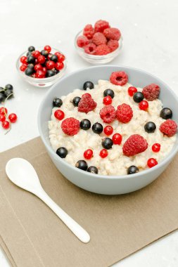 Ahudududulu yulaf lapası, frenk üzümü. Meyveli mısır gevreği. Sağlıklı yemek kahvaltısı, diyet, düzgün beslenme.