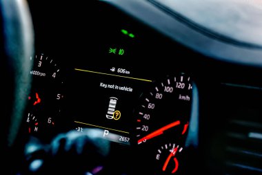 Uyarı mesajı içeren araç rengi ekranı paneli. Anahtar araç göstergesinde değil. Modern lüks otomobil otomobilinde akıllı sürücü dijital bilgi paneli sistemi