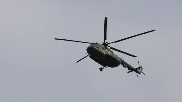 軍用ヘリコプターは空のスローモーション ヨーロッパでの戦争 ウクライナを飛ぶ — ストック動画