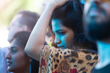 Hintli kız futbol takımı için endişeleniyor.