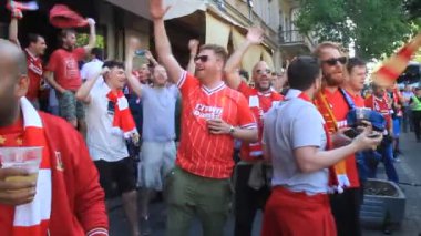İngiliz futbol taraftarları şarkı söylüyor