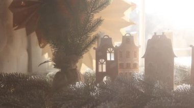 Pencerede Noel süsü, ahşap evler, kış tatilleri