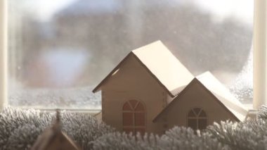 Pencere kenarında iki ahşap ev, yeni yıl dekorasyonu, kış tatili.