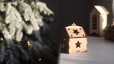 Noel ağacının arkasındaki ahşap dekoratif ev, kış tatili.